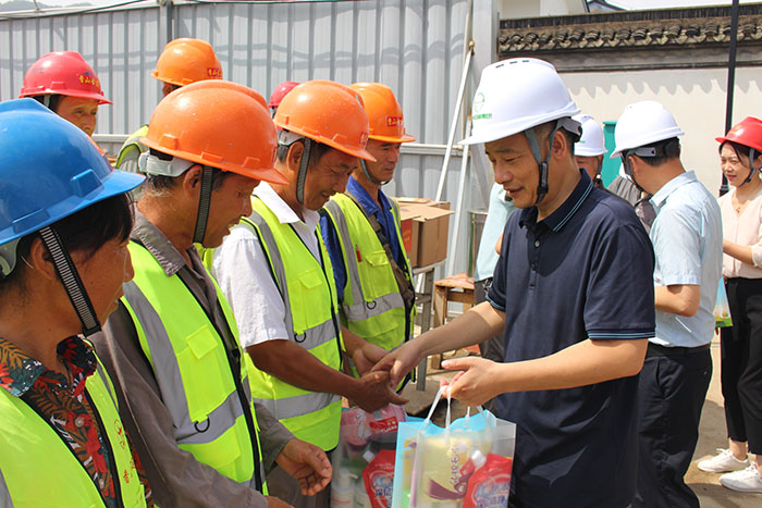 蘇州園林集團(tuán)領(lǐng)導(dǎo)到我司施工一線開展安全帶班檢查及“三送”慰問活動(dòng)