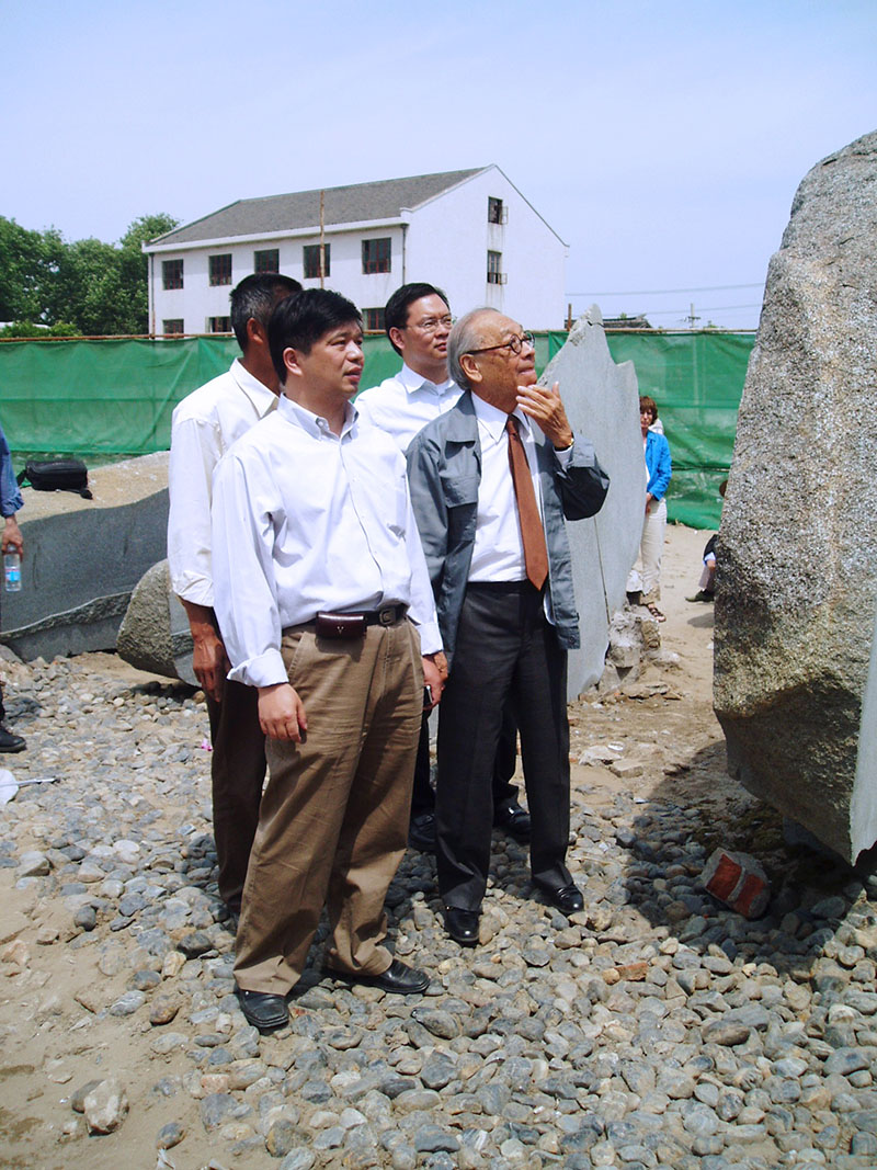 4貝聿銘、孫小青討論博物館景石堆砌.jpg
